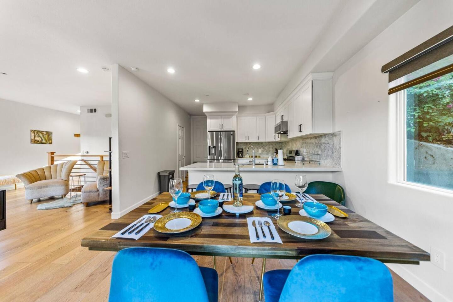 Luxurious 4br In Prime La Location With Great View *