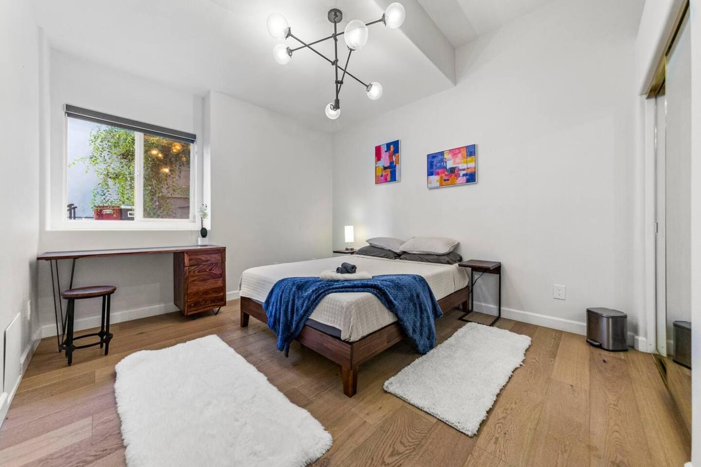 Luxurious 4br In Prime La Location With Great View *