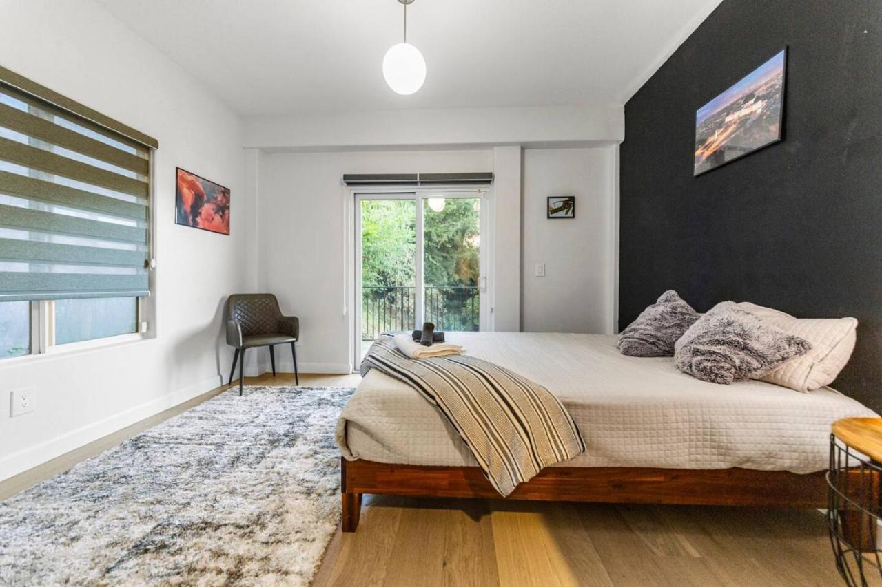 Luxurious 4br In Prime La Location With Great View