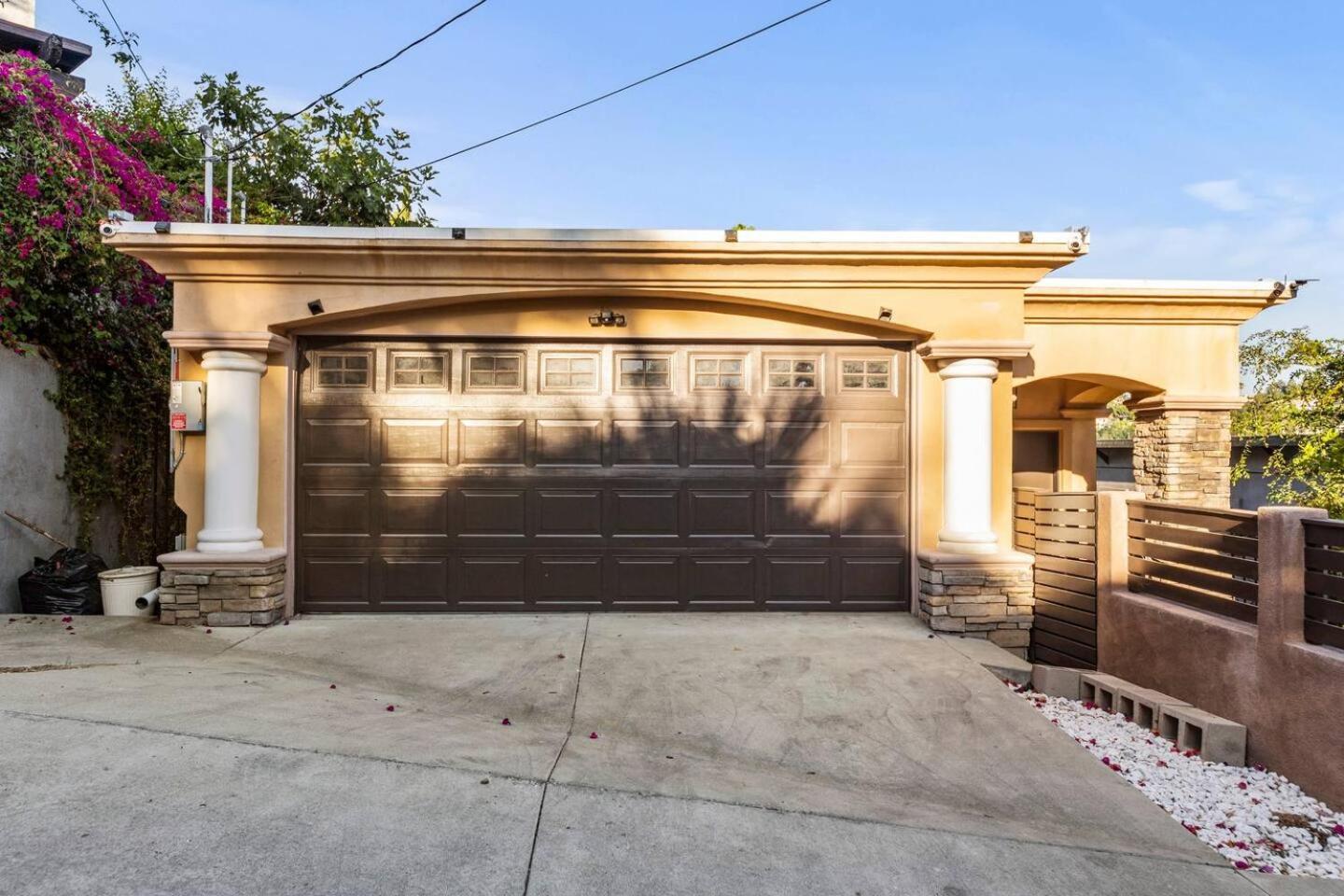 Luxurious 4br In Prime La Location With Great View